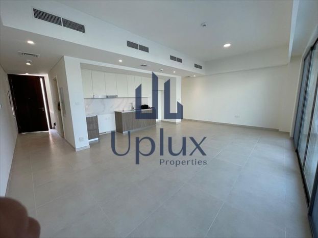 Central kitchen | Large layout | Park-facing